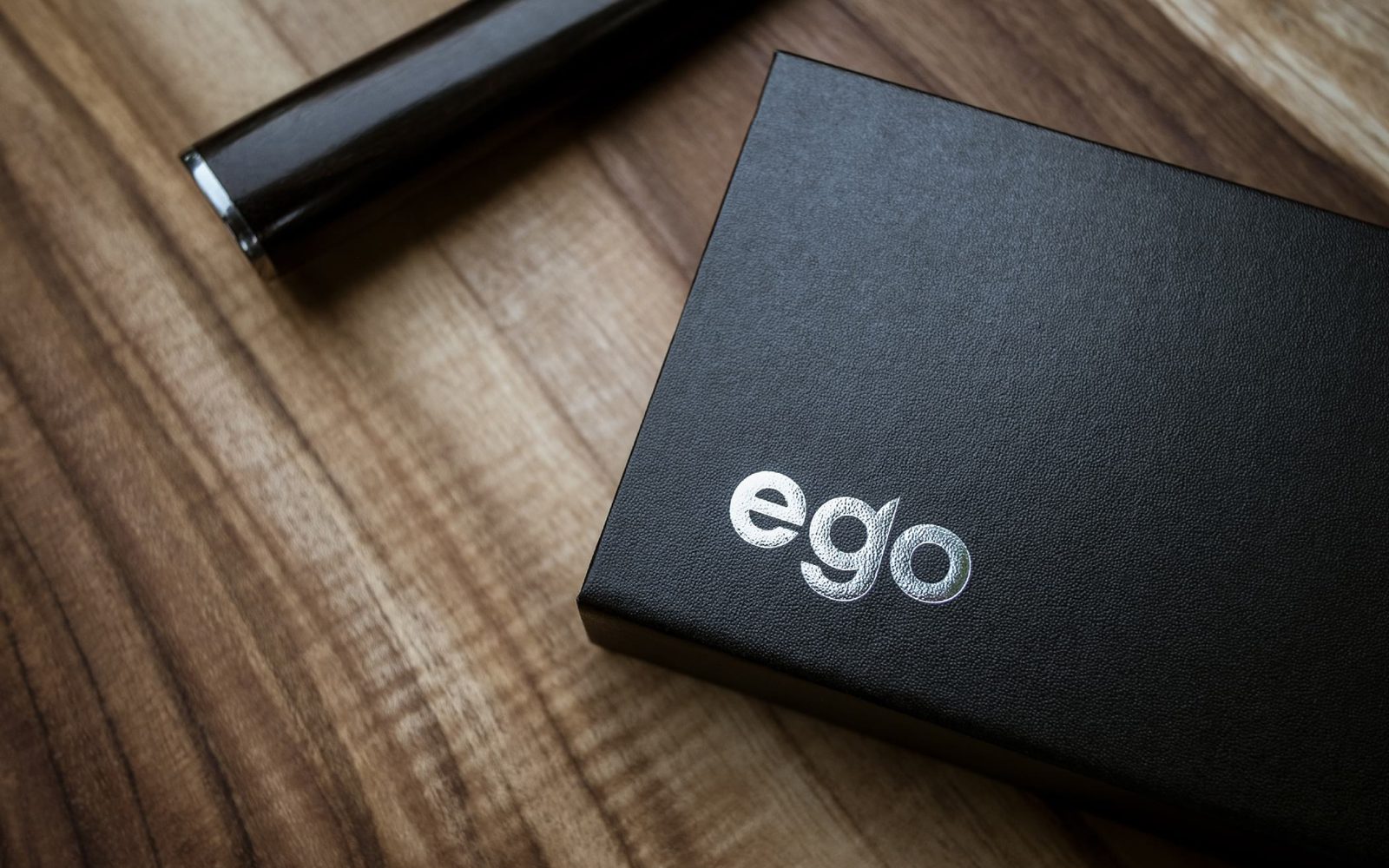 Svart läderfodral med ego i silver ingraverat